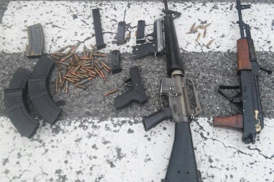 Armas y municiones incautadas a dos menores la tarde del domingo en la zona 7. (Foto Prensa Libre: HemerotecaPL)