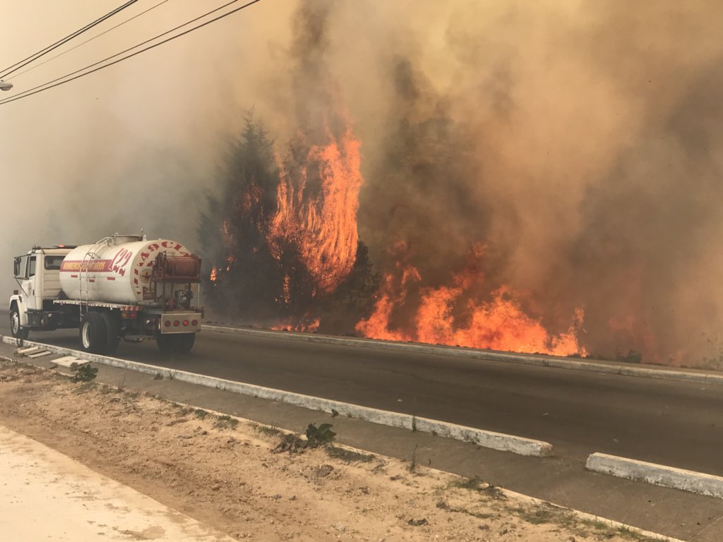 Incendio forestal de grandes proporciones complica el tránsito en bulevar El Naranjo. (Foto Prensa Libre: Bomberos Municipales de Mixco)