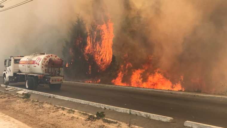 Incendio forestal de grandes proporciones complica el tránsito en bulevar El Naranjo. (Foto Prensa Libre: Bomberos Municipales de Mixco)