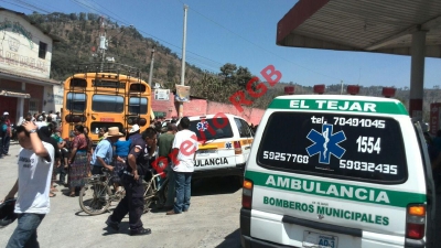 Cuerpos de socorro llegan km 49.5 de la ruta Interamericana, en El Tejar, Chimaltenango, donde un ayudante en un autobús murió a balazos. (Foto Prensa Libre: Víctor Chamalé)