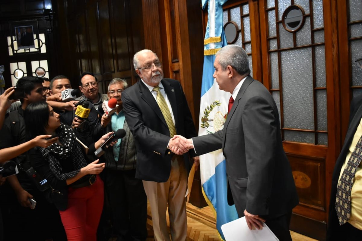 Guillermo Pellecer, presidente de la Junta Directiva de la Asociación de Dignatarios de la Nación, entrega al secretario general de la presidencia, Carlos Martínez, una carta para respaldar al presidente Jimmy Morales.