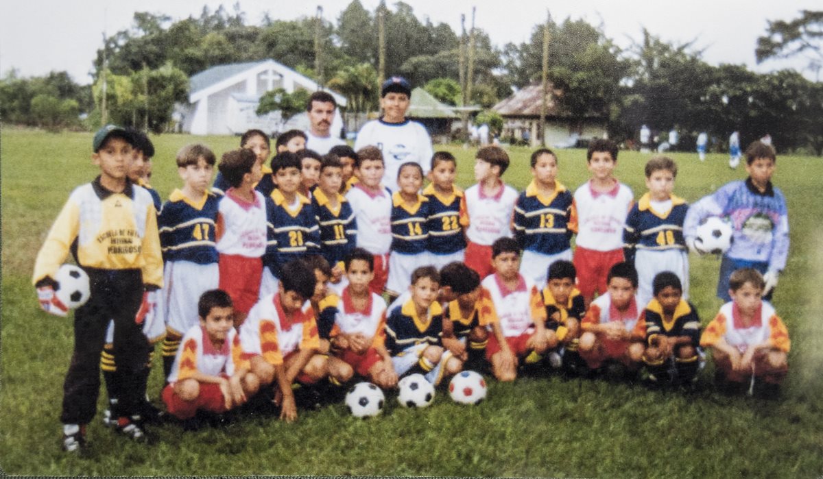 Una foto del recuerdo del equipo el Pedrogoso con Keylor Navas como portero. (Foto Prensa Libr: AFP)