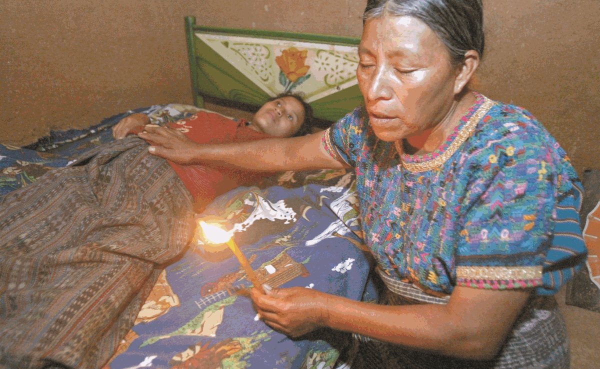 Comadrona atiende en San Miguel Chicaj, Baja Verapaz. (Foto: Hemeroteca PL)
