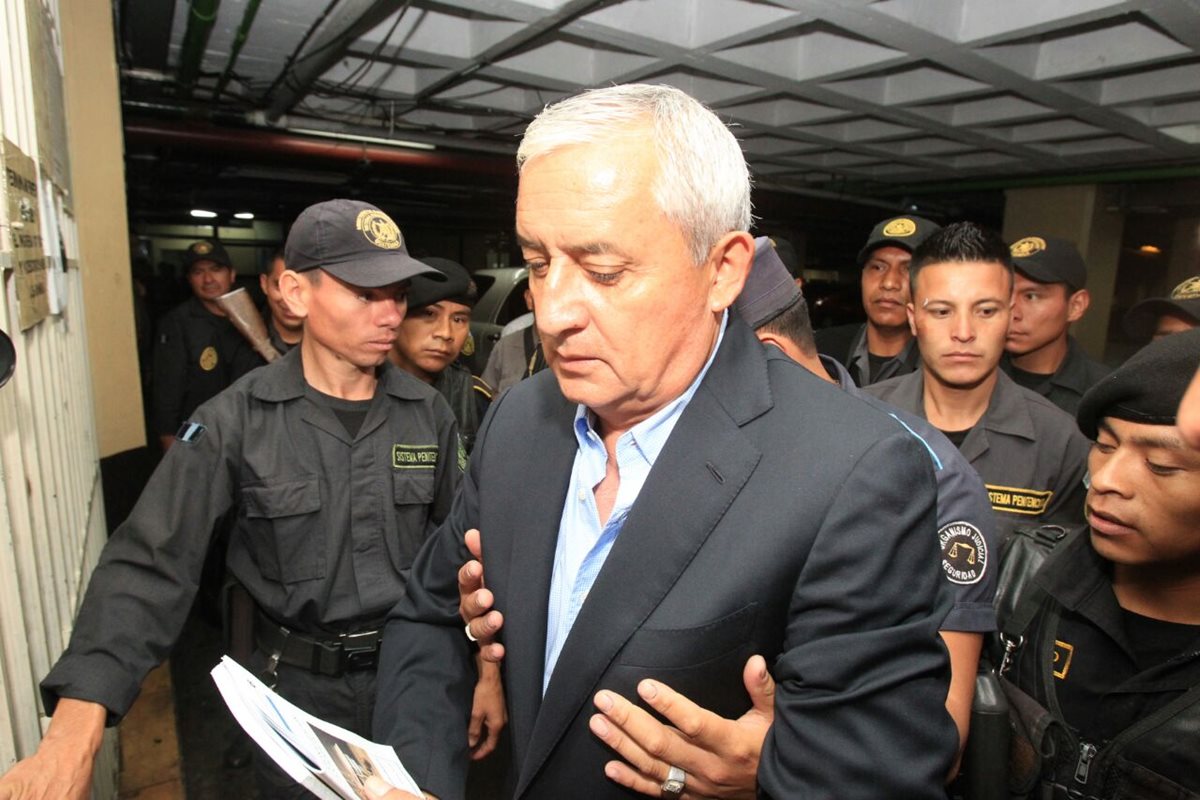 Otto Pérez Molina es revisado por guardias del Organismo Judicial a su ingreso al Juzgado. (Foto Prensa Libre: Estuardo Paredes)