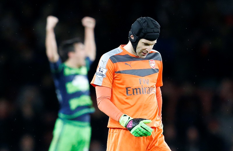 Petr Cech, del Arsenal, estará fuera de actividad hasta cuatro semanas. (Foto Prensa Libre: AP)