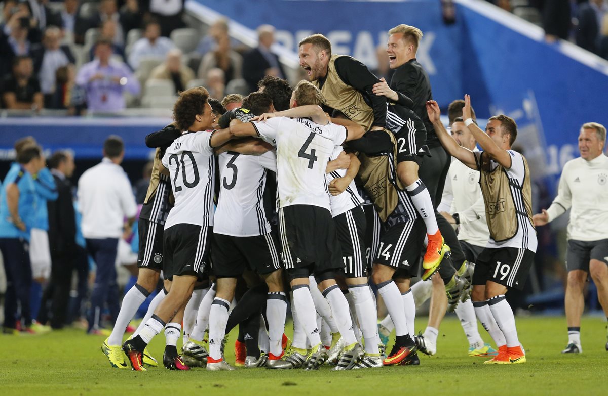 Alemania enfrentará a Francia o Islandia en semifinales de la Eurocopa. (Foto Prensa Libre: AP)