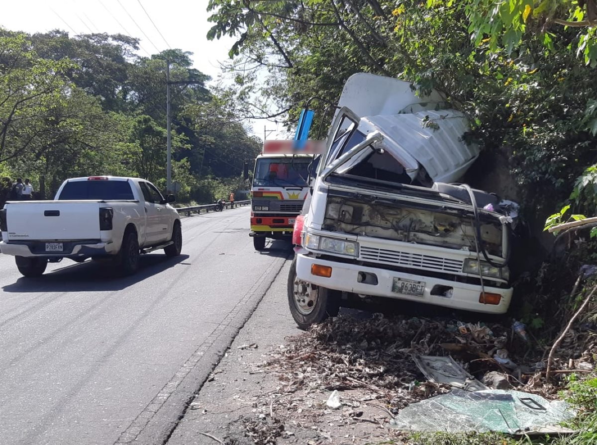 El piloto del camión cargado con bebidas carbonatadas tuvo que hacer una maniobra para evitar caer a barranca Honda. (Foto Prensa Libre: Enrique Paredes)