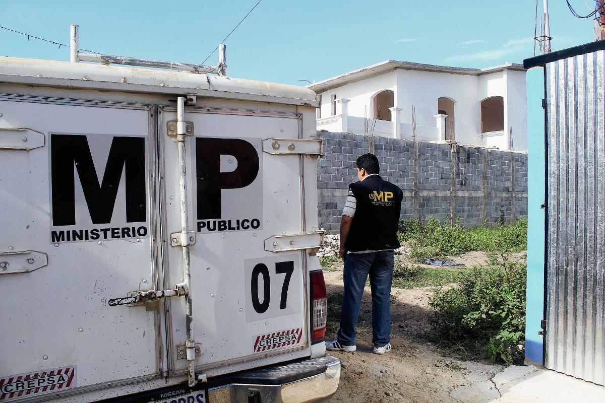 Perito del MP observa el lugar donde fue localizado el cadáver de un recién nacido, en Jalapa. (Foto Prensa Libre: Hugo Oliva)
