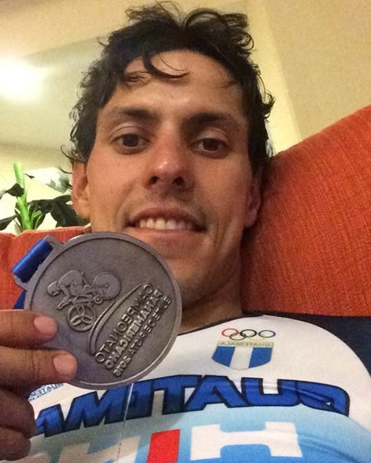 Julio Padilla muestra con orgullo la presea que conquistó. (Foto Prensa Libre: Cortesía Julio Padilla)