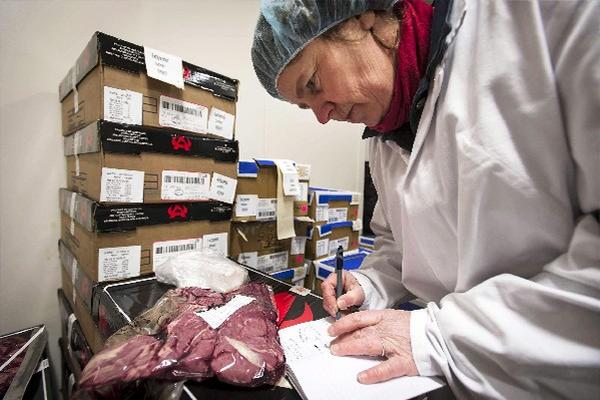 La carne que llega a Europa es analizada en los diferentes laboratorios para verificar su calidad y origen. (Foto Prensa Libre: EFE)