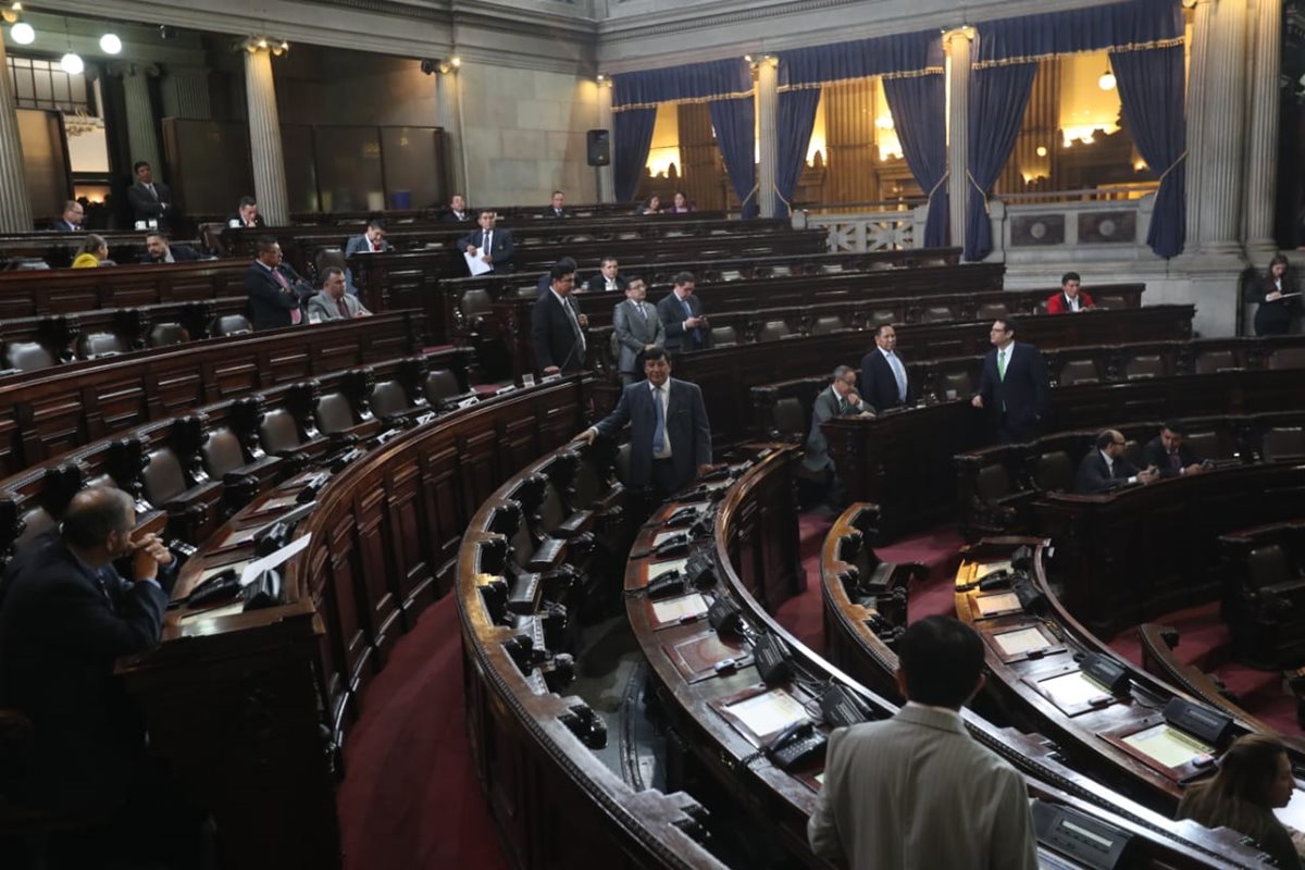 Pocos diputados acudieron a la sesión extraordinaria de este viernes. (Foto Prensa Libre: Érick Ávila)