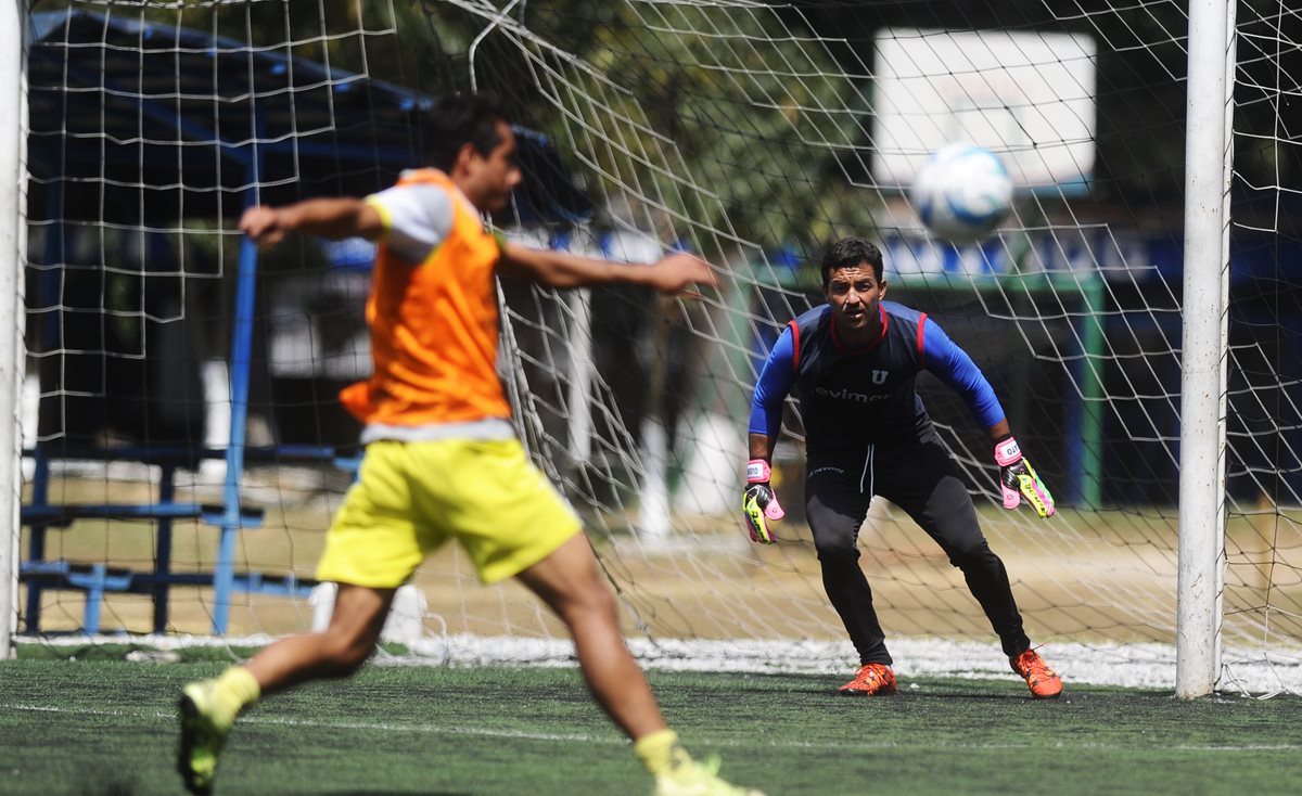 David Guerra, portero de la Usac, permanece atento durante el entrenamiento realizado este martes en el club Los Arcos. (Foto Prensa Libre: Francisco Sánchez).