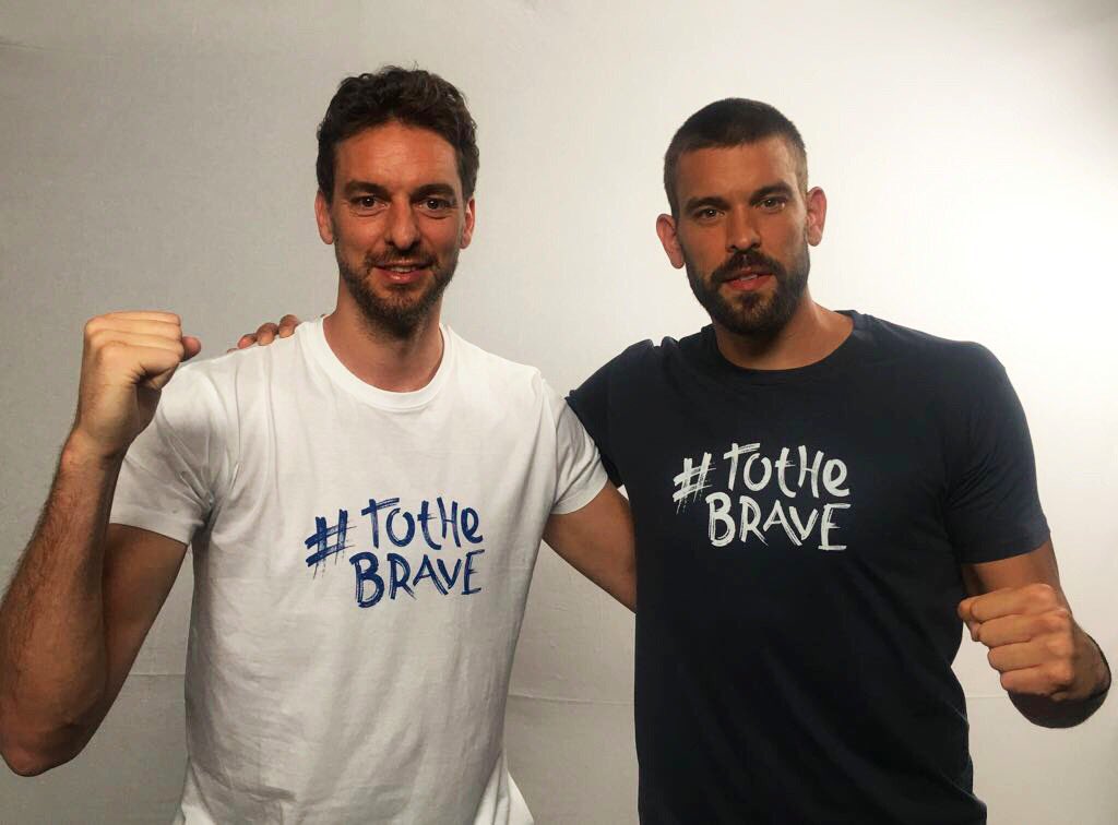 Los hermanos Pau y Marc Gasol lucen la camisola en apoyo a los niños con cáncer. (Foto Prensa Libre: cortesía Twitter @paugasol)