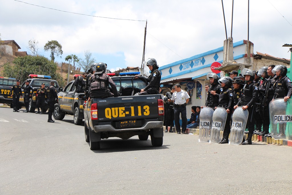 Agentes de la PNC resguardan sede policial de Santa María Chiquimula, durante disturbios registrados el 3 de este mes. (Foto Prensa Libre: Édgar Domínguez).