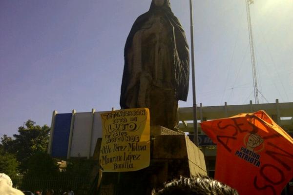 Vecinos se concentran en parque central de Totonicapán. (Foto Prensa Libre: Bill Barreto)