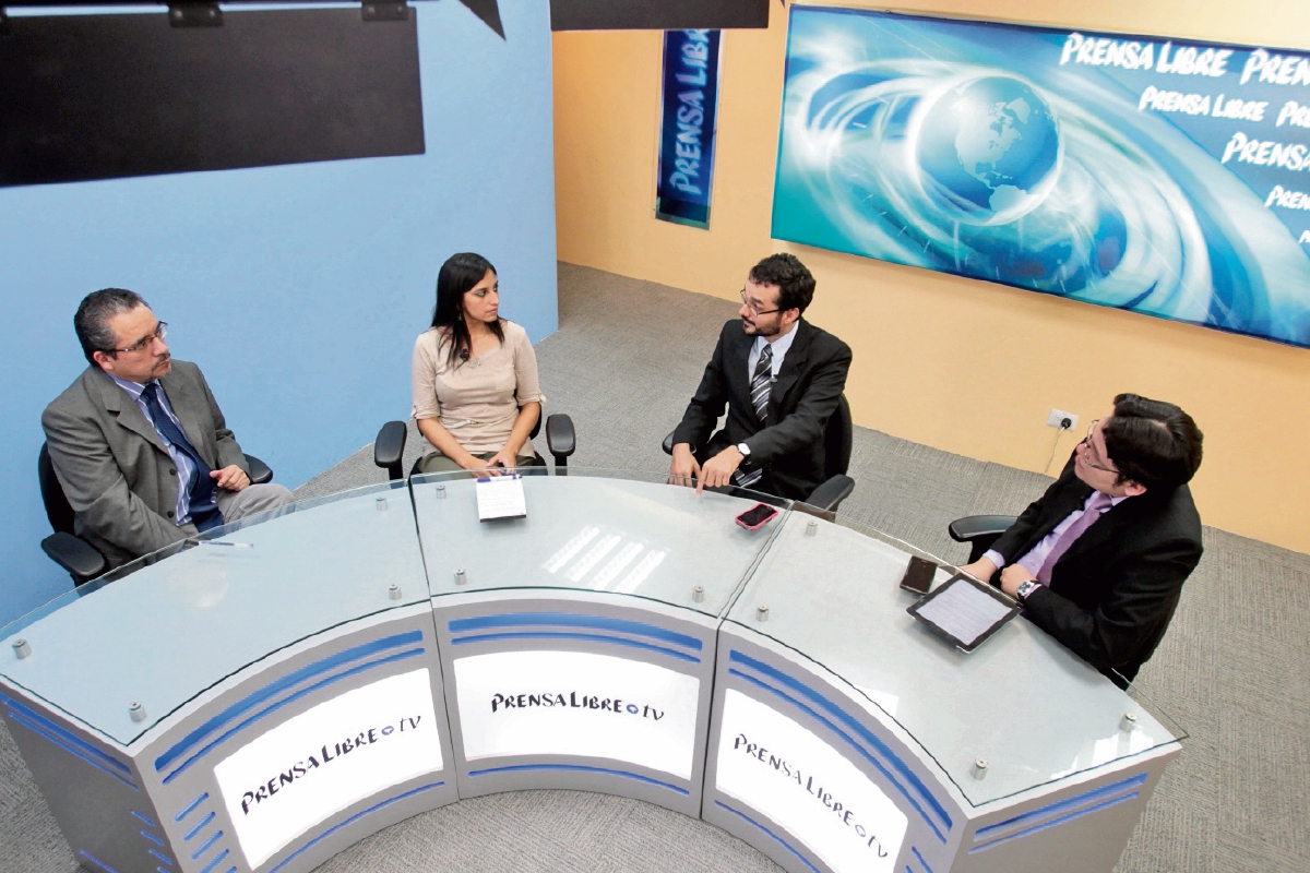 Los analistas Andrea Morales y Jorge Wong —al centro— conversan con el editor Carlos Castañaza y el periodista José Manuel Patzán, durante el programa Diálogo Libre.