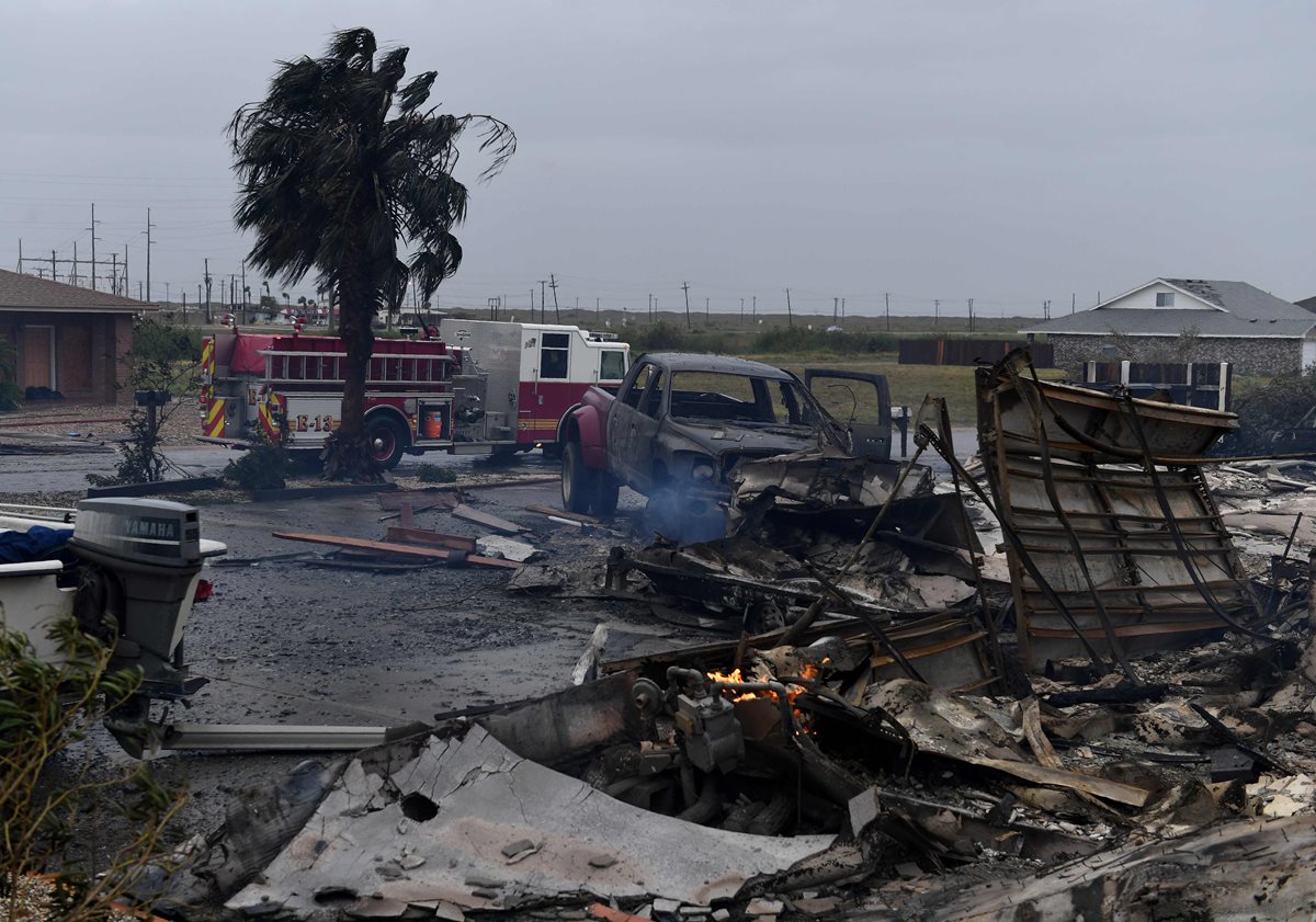 257/5000Una casa y varios vehícolos quedaron dañados por el huracán Harvey en Corpus Christi, Texas.(AFP).