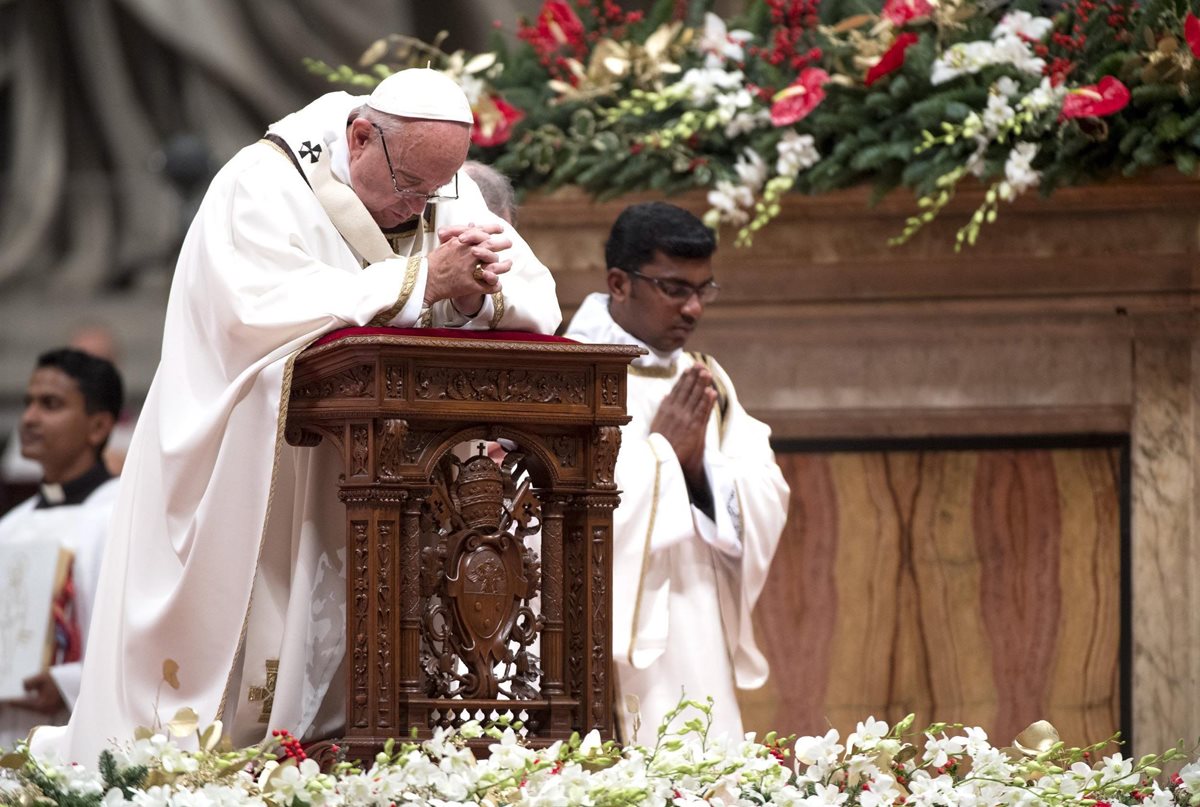 El papa Francisco ora por la paz en el mundo durante su tradicional mensaje de Navidad. (Foto Prensa Libre: AFP).