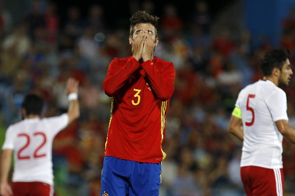 Piqué se lamenta tras la derrota de España contra Georgia. (Foto Prensa Libre: AFP).