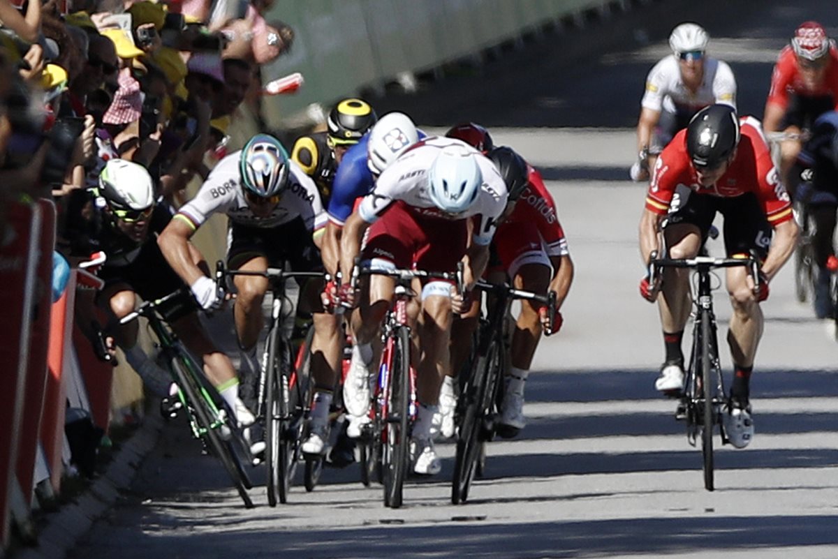 Peter Sagan (Bora) , actual campeón del mundo, fue expulsado del Tour de Francia por los comisarios de la carrera tras provocar la caída del británico Mark Cavendish (Dimension Data). (Foto Prensa Libre: AFP)