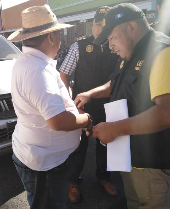 Agente de la PNC detiene a Gaspar Sarat Oxlaj, posible candidato a alcalde de Cunén Quiché, por el partido Vamos, señalado de tráfico de personas (Foto Prensa Libre: PNC).