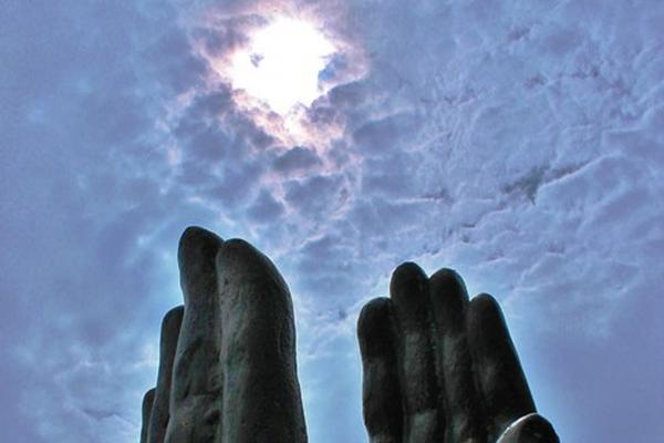 La imagen muestra un monumento ubicado en el mirador de Chiquimula; fue tomada al atardecer y captó cómo la luz del día juega con las nubes de esta ciudad oriental.