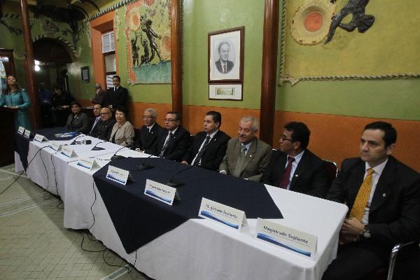 Rudy Pineda, -sexto de izquierda a derecha-, asume presidencia en sesión, en la que suplentes también fueron marginados.