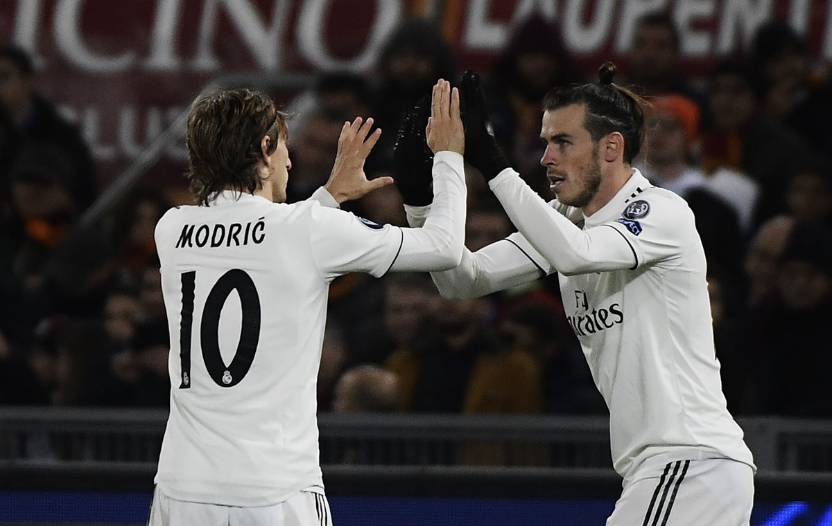 Gareth Bale y Modric festejan el primer gol del Madrid. (Foto Prensa Libre: AFP).