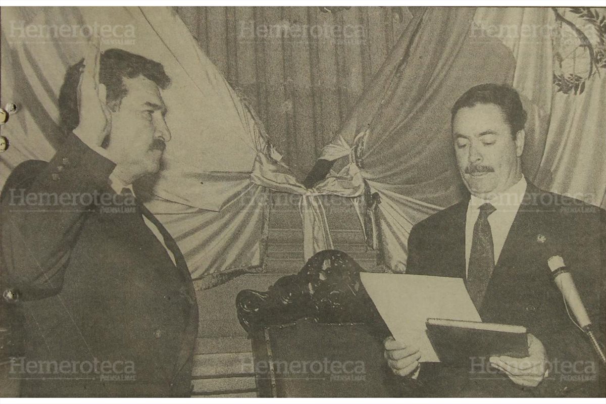 5/6/1993 Ramiro de León Carpio es juramentado por el presidente del Organismo Legislativo, José Fernando Lobo Dubón. (Foto: Hemeroteca PL)