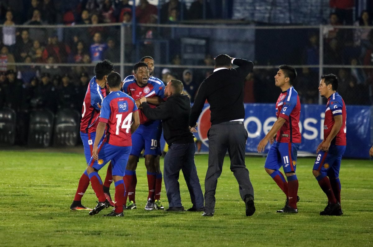 Los jugadores chivos y Ronald Gómez tratan de calmar a Zapata.