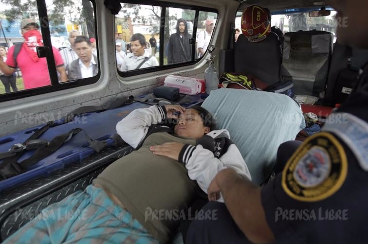 Evelyn Hernández busca llegar de emergencia al Hospital Roosevelt, en medio de protestas de salubristas en la zona 11. (Foto Prensa Libre: Edwin Bercián)