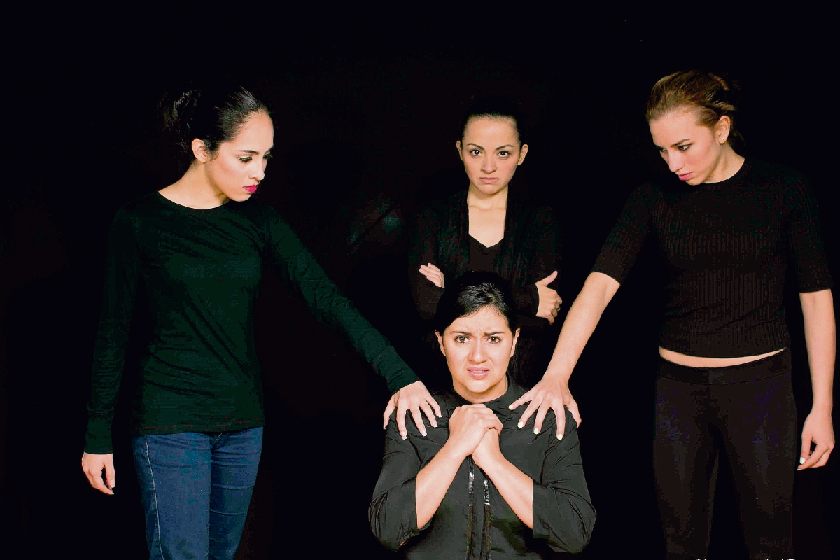 El elenco guatemalteco ensaya para la presentación de Las brujas de Salem.