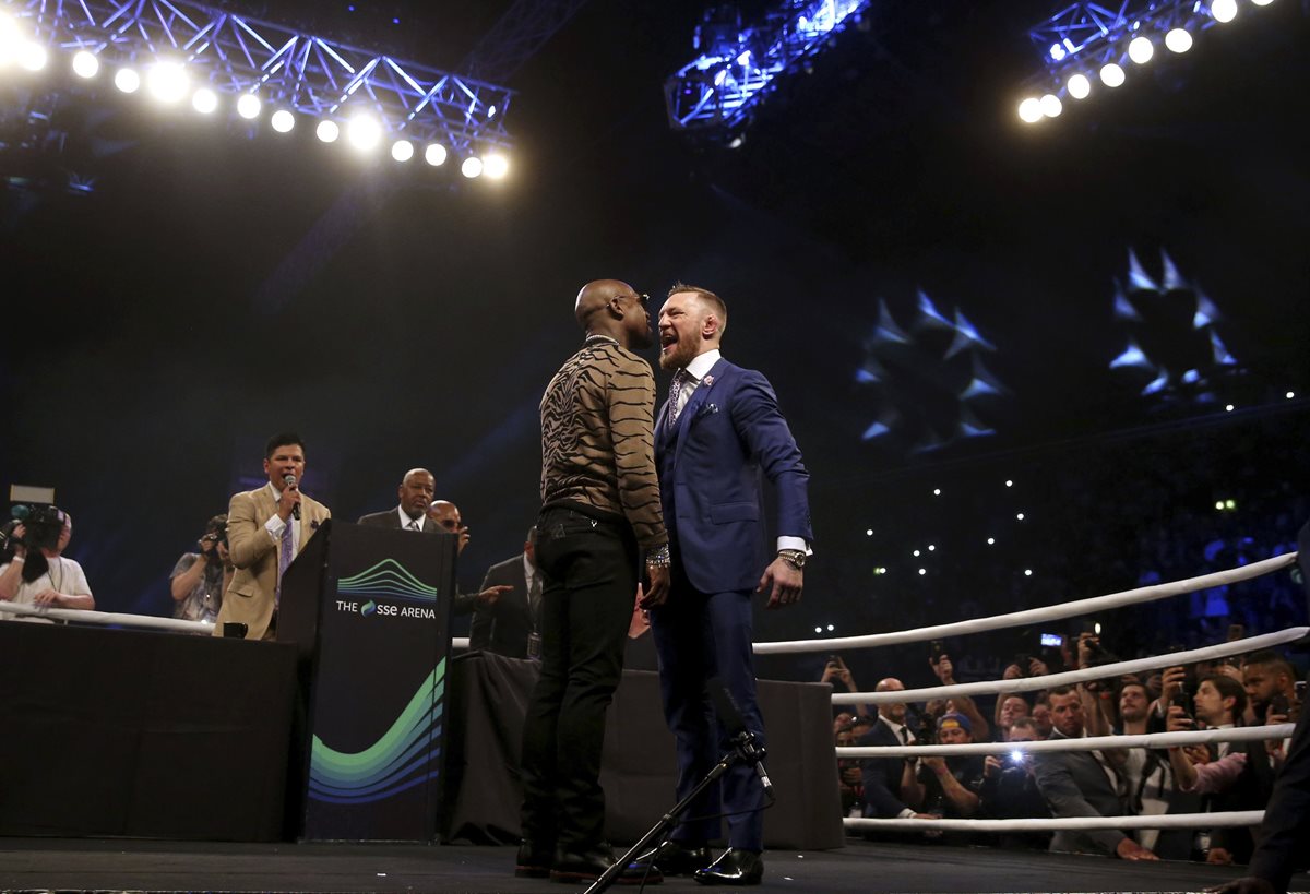Connor McGregor y Floyd Mayweather hicieron la presentación de su pelea en el SS Arena en Wembley. (Foto Prensa Libre: AP)