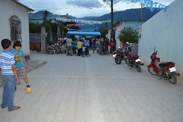 vecinos participan  en  la inauguración de la calle adoquinada, en la aldea Santa Cruz, Río Hondo.