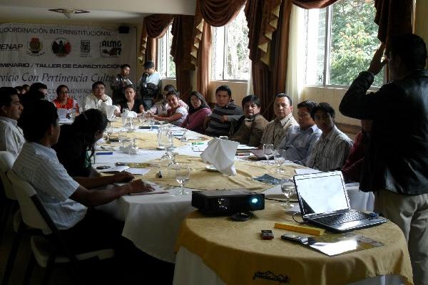 Las  autoridades del Renap  y representantes de Agaai      hablan acerca  del convenio.