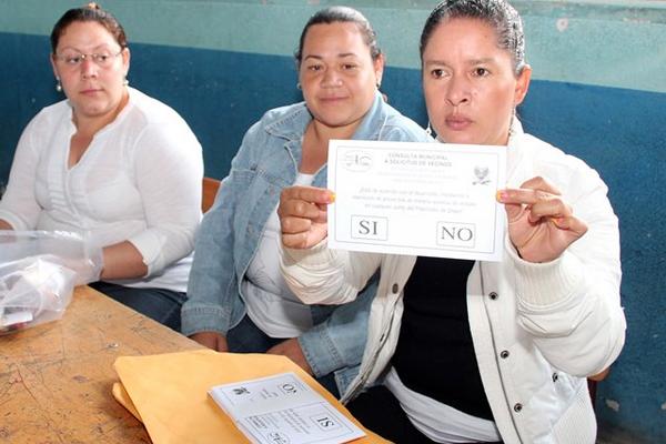 Integrantes de una mesa de votación muestran la papeleta a usar sobre la consulta de minería. (Foto Prensa Libre: Hugo Oliva)<br _mce_bogus="1"/>