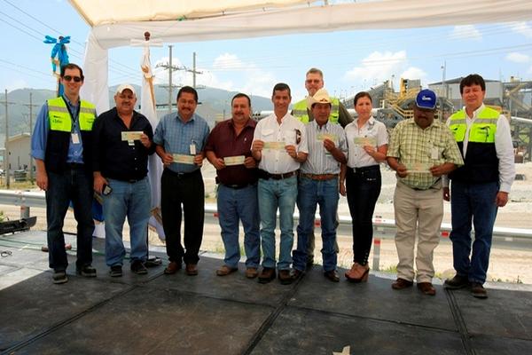 Representes de la minera San Rafael entregan regalías a seis alcaldes de Santa Rosa y uno de Jalapa. (Foto Prensa Libre: Oswaldo Cardona)