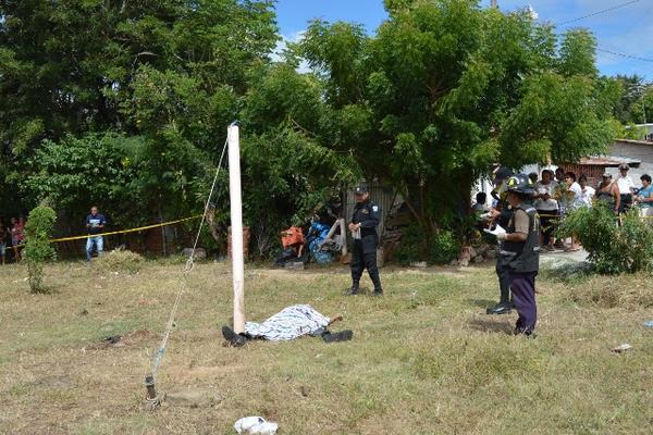 Autoridades, bomberos y curiosos observan el cuerpo de uno de los hermanos ultimados en la aldea Majadas, Zacapa. (Foto Prensa Libre: Víctor Gómez)<br _mce_bogus="1"/>