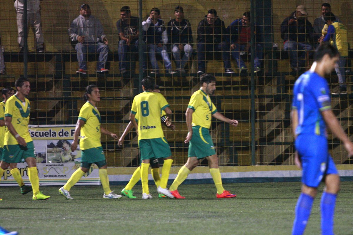 Con poca presencia de público, Adrián Apellaniz anotó el gol de triunfo de Petapa frente a Cobán Imperial. (Foto Prensa Libre: Jesús Cuque)