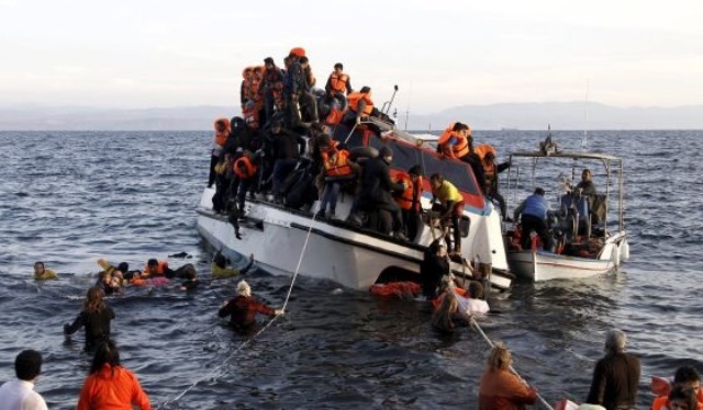 Naufragan dos embarcaciones con migrantes y refugiados en el mar Egeo. (Foto Prensa Libre: EFE)