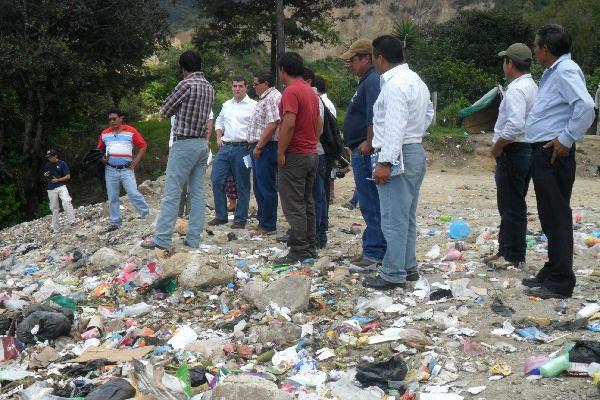 Funcionarios y delegados de empresas recicladoras observan basurero en la cuenca del Lago de Atitlán.