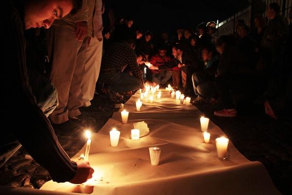 Un grupo de vecinos de Antigua Guatemala durante la marcha que realizaron en el parque la semana pasada. (Foto Prensa Libre: Miguel López)<br _mce_bogus="1"/>
