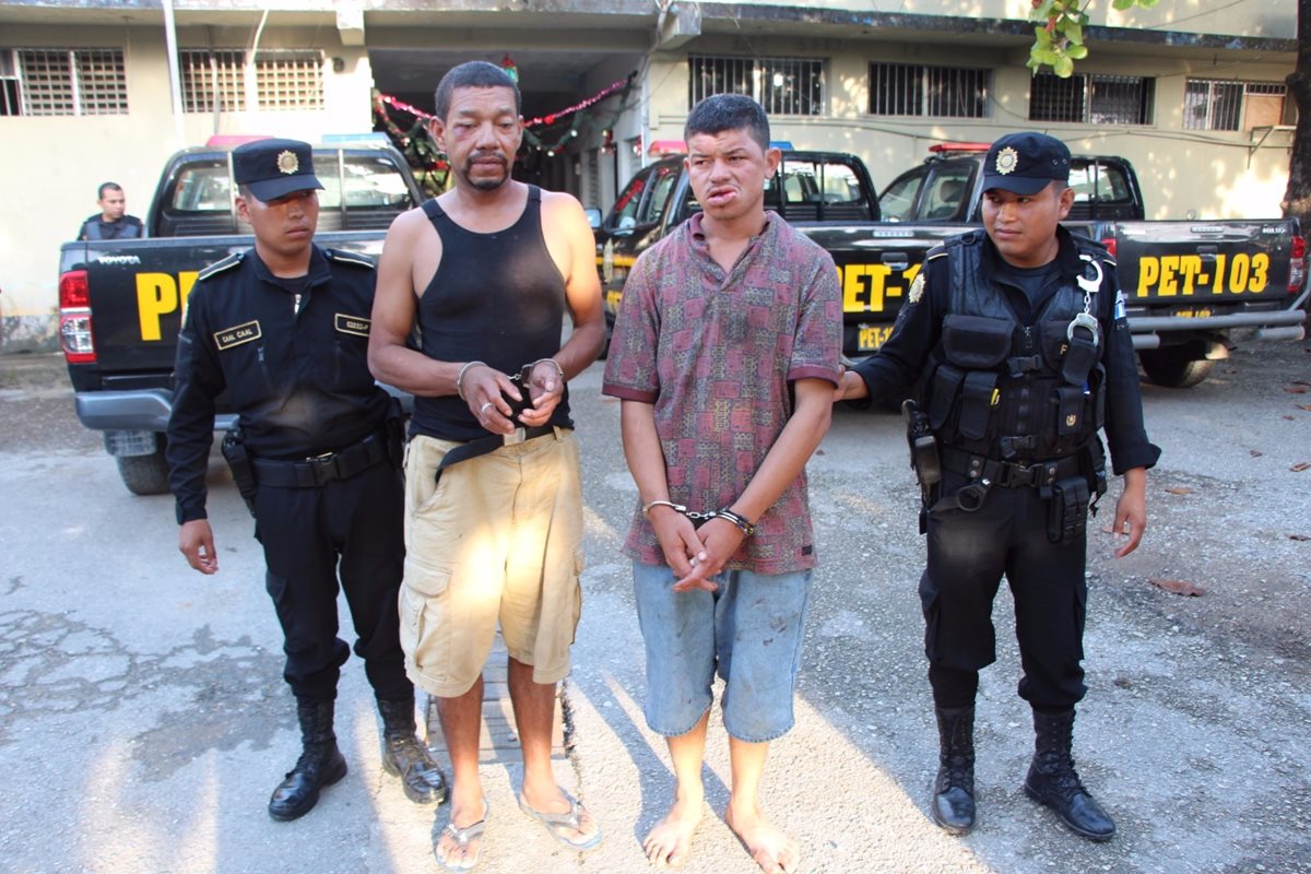 Los dos capturados son trasladados a la subestación de la PNC en Santa Elena, Flores, Petén. (Foto Prensa Libre: Rigoberto Escobar)