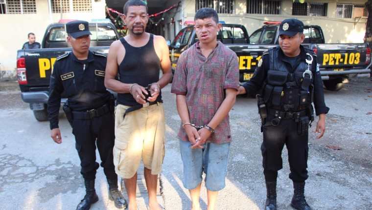 Los dos capturados son trasladados a la subestación de la PNC en Santa Elena, Flores, Petén. (Foto Prensa Libre: Rigoberto Escobar)