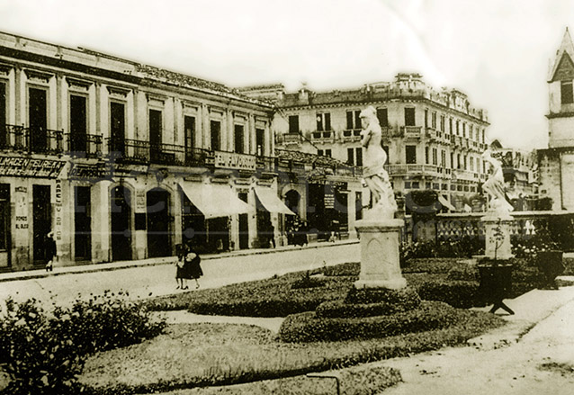 Sexta avenida y 13 calle zona 1, con estatuas retiradas de la Avenida de la Reforma. Década de 1930-1940. (Foto: Hemeroteca PL)