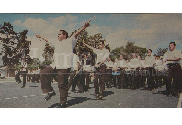 La banda del Liceo Guatemala ensayó a pesar de que no participaría en la marcha, no estaban de acuerdo con la medida del Gobierno sobre el desfile. (Foto: Hemeroteca PL)