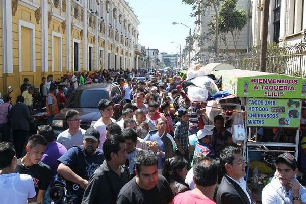 Devotos hacen largas filas para conseguir turnos para Semana Santa. (Foto Prensa Libre: Esbin García)