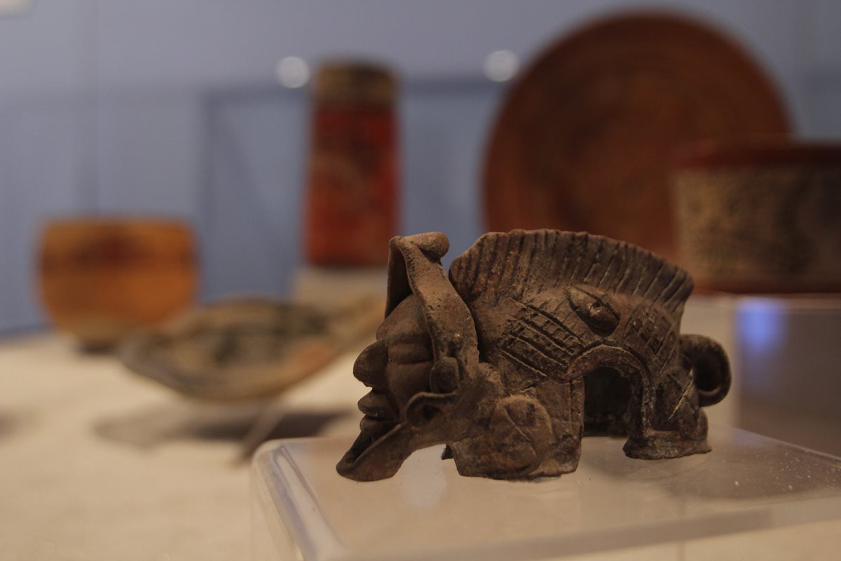 Diversas piezas se exhiben en la muestra que está en Antigua. (Foto Prensa Libre: Miguel López).