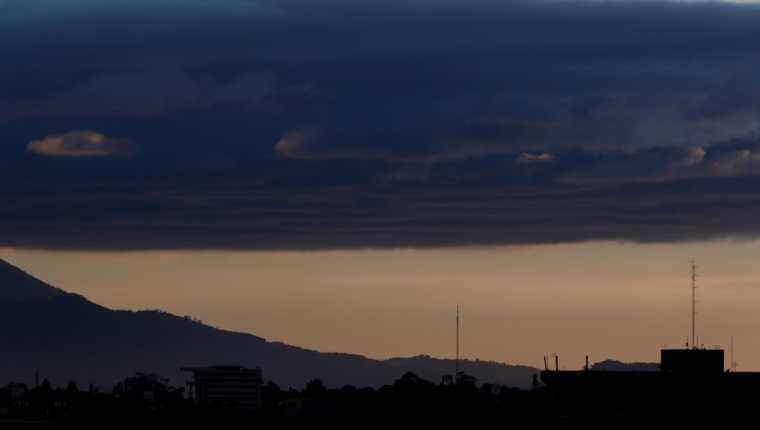 Vista panorámica de la Ciudad de Guatemala, donde se observa gran cantidad de nubes. (Foto Prensa Libre: Antonio Jiménez)