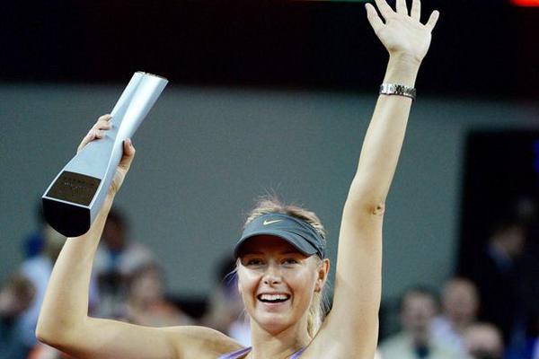 La rusa levanta el trofeo que consiguió este domingo. (Foto Prensa Libre: AFP)